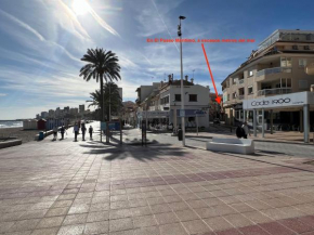En el Paseo Maritimo, a escasos metros del mar
